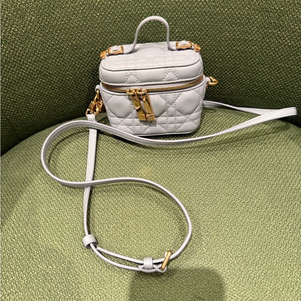 Elegant Quilted White Bag with Gold Accents - Picture 2 of 3